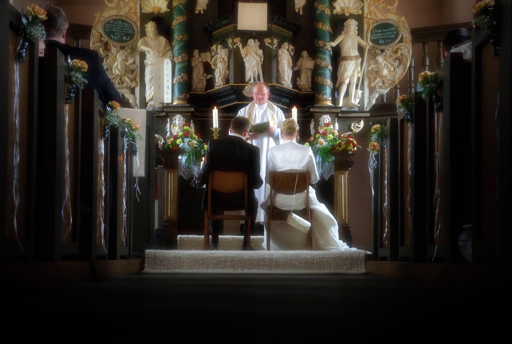 Hochzeitspaar in einer Kirche