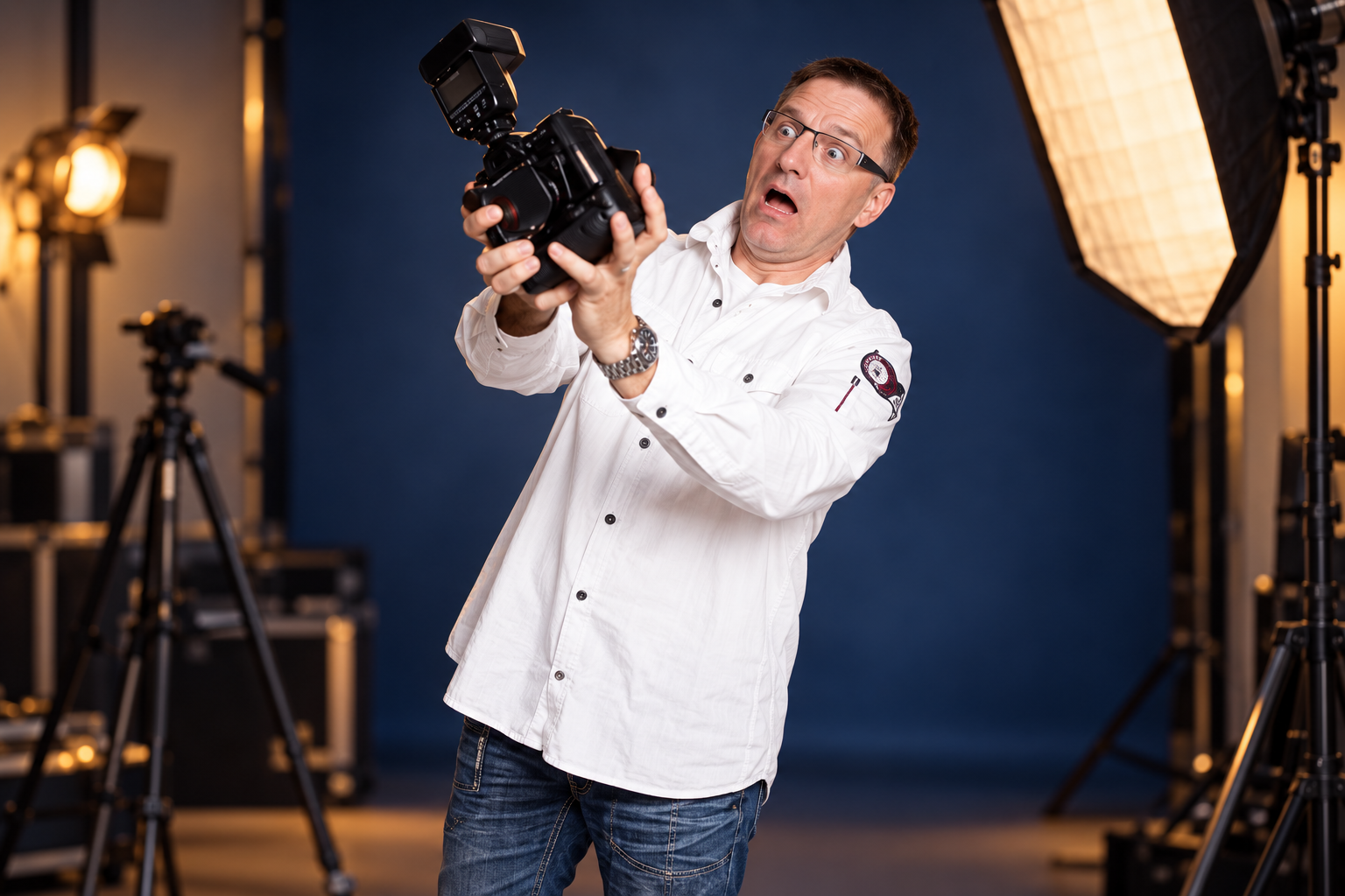 Maik Kipry mit Kamera im Fotostudio.